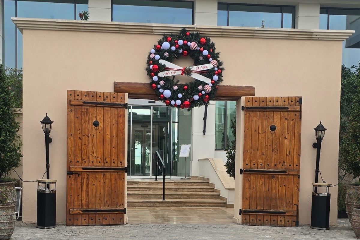 Amavi Hotel Decoration, Paphos – Christmas Wreath